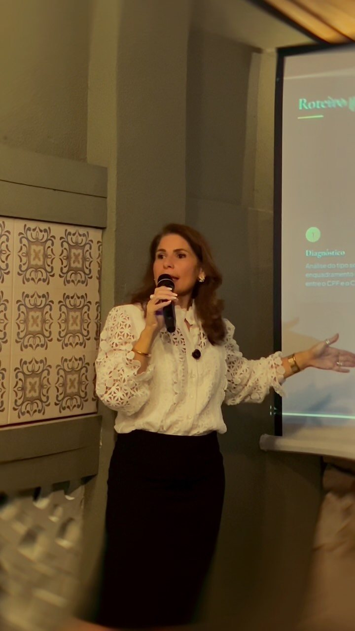 Dra. Flávia Pacheco palestrando na Câmara da Mulher Empresária